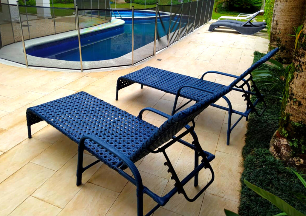 Espreguiçadeira para piscina, móveis para área externa que podem molhar.
