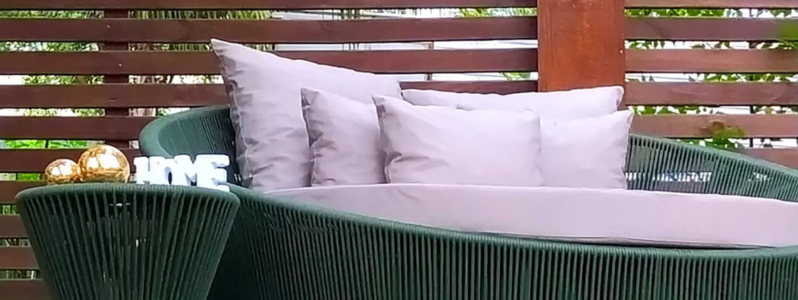 Chaise puff de corda náutica com almofadas decorativas na área externa, Requinte Art Decor.