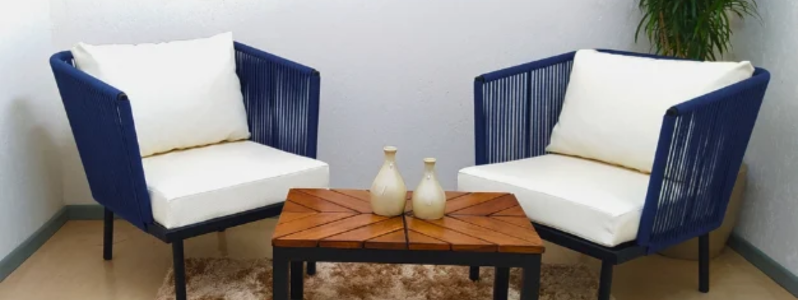 Kit 2 poltronas azul marinho de corda náutica com almofadas brancas em sala moderna.