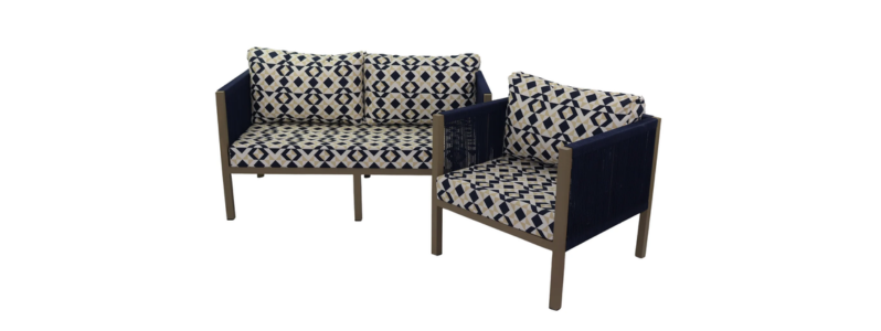 Sofá para área externa em corda náutica com estofado estampado geométrico.