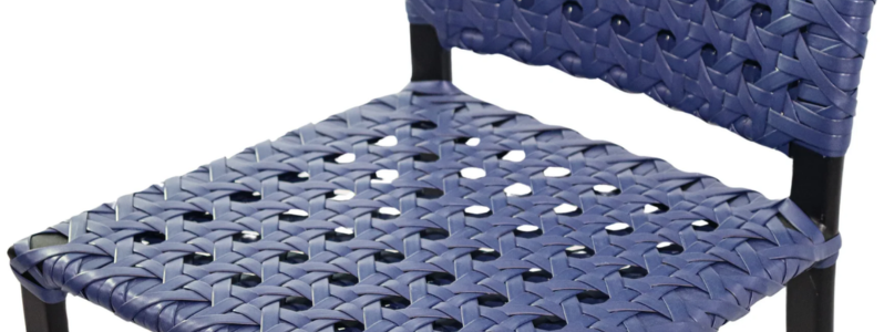 Banqueta de fibra sintética azul para balcão de cozinha, com assento trançado moderno.