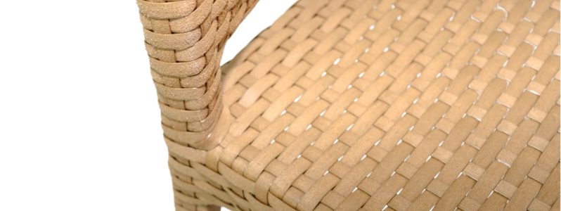 Detalhe da trama em fibra sintética bege em cadeira para área externa.