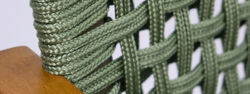 Detalhe de cadeira de praia em corda náutica verde com estrutura de madeira