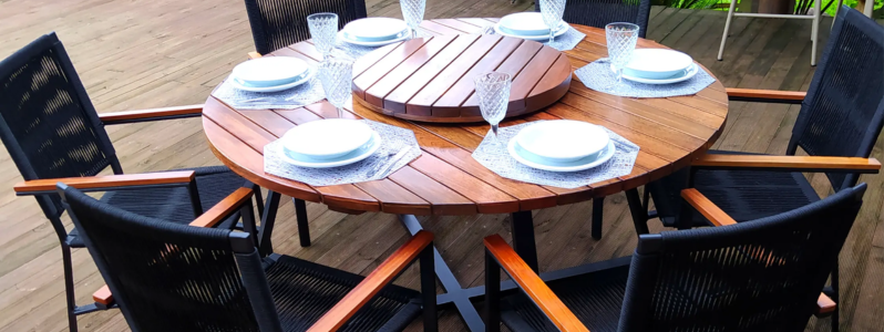 Conjunto de mesa redonda de madeira com cadeiras para área externa, ilustrando opções de onde comprar conjunto de mesa de qualidade