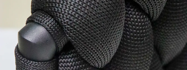 Detalhe do trançado em corda da cadeira tricô náutico na cor preta, mostrando o acabamento artesanal e a resistência do material.