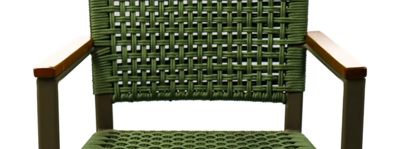 Detalhe de cadeira para cozinha em corda náutica verde, com estrutura em alumínio e braços em madeira, mostrando o trançado artesanal do encosto.